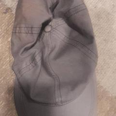 Kšiltovka, jak nahlášeno Internationaal Theater Amsterdam pomocí iLost