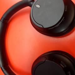 Fejhallgató, amint azt UvA REC az iLost segítségével jelentette.