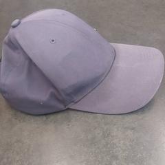 Basebollkeps blauw, rapporterat av Rotterdam The Hague Airport med iLost