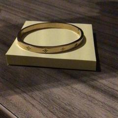 Armband Goud met sterretjes, gemeldet von Van der Valk Hotel Zwolle über iLost