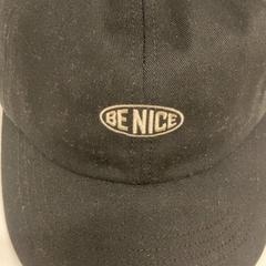 Boné, como reportado por IKEA神戸 utilizando o iLost