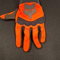 Gyerekkesztyűk Rouge/noir, amint azt IKEA Marseille La Valentine az iLost segítségével jelentette.