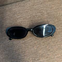 Eguzkitako betaurrekoak Zwart, gisa salatu by Pathé Schouwburgplein iLost erabiliz