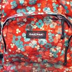 배낭 - Eastpak bloemenpatroon rood, iLost를 사용하여 Centraal magazijn에 보고됨