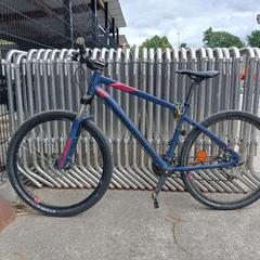 Bici da uomo B-Twin Rockrider blauw, come riportato da Fietsdepot utilizzando iLost