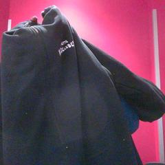 Jumper navy blue, zoals gemeld door MEININGER Hotel Roma Termini met iLost