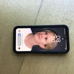 Mobiele telefoon en wit damesjasje, segons s'ha informat a iLost