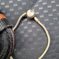 'Gouden' armbandje, amint azt az iLostnak jelentették.