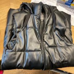 Jacka, rapporterat av Designer Outlet Roosendaal med iLost