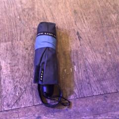 Deštník Donkerblauw met een lichtblauwe strook, jak nahlášeno De Heeren van Aemstel pomocí iLost