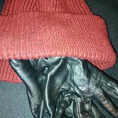 Bonnet met handschoenen, a été signalé par TivoliVredenburg utilisant iLost