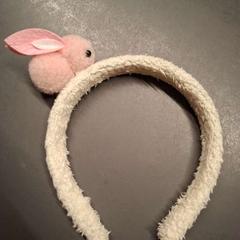 Pannband bílá s králíčkem, rapporterat av IKEA Brno med iLost