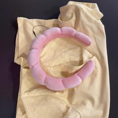 Szövet & Hajpánt Yellow tshirt & Pink Haie Band, amint azt MEININGER Hotel Dresden Zentrum az iLost segítségével jelentette.