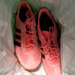 Bota Roze Adidas schoenen, jak nahlášeno Van der Valk Hotel Tiel pomocí iLost