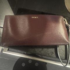 Burgundy DKNY purse, iLost-i jakinarazi zaion moduan