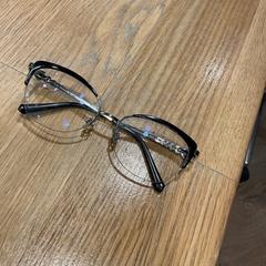 Brýle Swarowski, jak nahlášeno Designer Outlet Roosendaal pomocí iLost