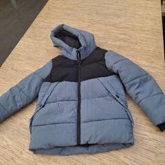 سترة أطفال lichtblauw/ zwart، كما تم الإبلاغ عنه بواسطة Gemeente Zeist عبر iLost