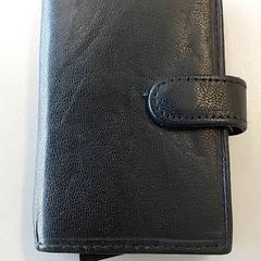 Kaartenhouder BOUZEROUATA, zgłoszono przez Centraal magazijn przy użyciu iLost