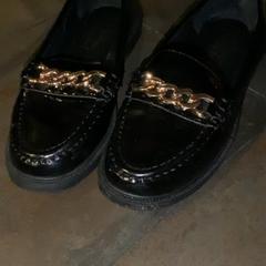 Cipő Black, amint azt MEININGER Hotel Amsterdam City West az iLost segítségével jelentette.