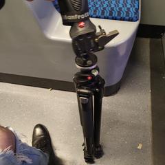 Manfrotto tripod, come riportato a iLost