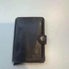 Kártyatartó, amint azt Gebo Tours az iLost segítségével jelentette.