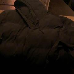 Giacca Zwart, come riportato da Café Leentje utilizzando iLost