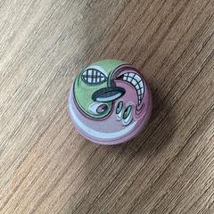 Alfiler pink and green, ha sido reportado por Vrije Universiteit Brussel (VUB) con iLost