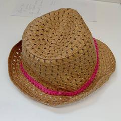 Chapéu de palha, como reportado por IKEA Toulon utilizando o iLost