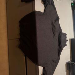 Maglione zwart, come riportato da Van der Valk Hotel Deventer utilizzando iLost