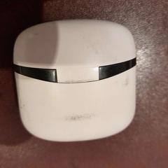 Etui airpods blanc et noir, a été signalé par TCL utilisant iLost