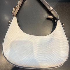 Tasje wit, som rapportert av Johan Cruijff ArenA ved bruk av iLost