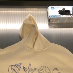 Pullover Yellow, gemeldet von MEININGER Hotel Leipzig Hauptbahnhof über iLost