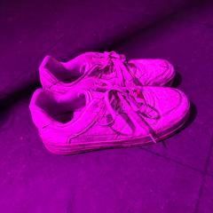 Sneaker, som rapportert av Club Nyx/Exit Café ved bruk av iLost