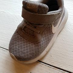 Kinderschoen Grijs Nike, iLost를 사용하여 DierenPark Amersfoort에 보고됨