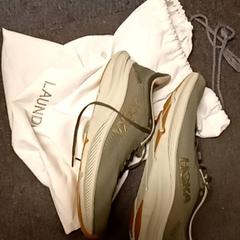 Zapatillas deportivas, segundo informou Mövenpick Hotel Amsterdam City Centre usando iLost