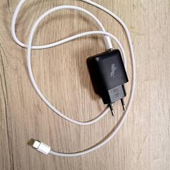 Adaptador & Cargador de iPhone Zwart wit, segundo informou Van der Valk Hotel Sneek usando iLost