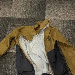 Ropa Jas blauw bruin, ha sido reportado por Jaarbeurs con iLost