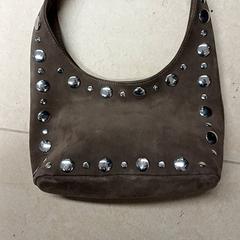 가방 Bruin, iLost를 사용하여 Qbuzz GD Groningen Peizerweg에 보고됨