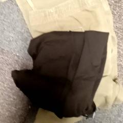 Broek en shirt, segons ha informat Mövenpick Hotel Amsterdam City Centre mitjançant iLost