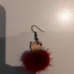 Orecchino Hello kitty, come riportato da Campus Den Haag utilizzando iLost