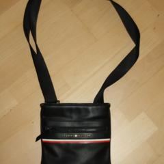 Zwart handtasje van Tommy Hilfiger, amint azt az iLostnak jelentették.