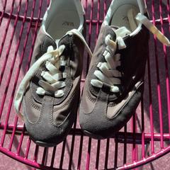 Sabata, segons ha informat ibis Styles Rotterdam Ahoy mitjançant iLost