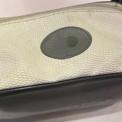 Bolsa de maquillaje White/Black, ha sido reportado por MEININGER Hotel Bruxelles Gare du Midi con iLost