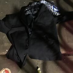 Jasje Zwarte blazer, segons ha informat De Heeren van Aemstel mitjançant iLost