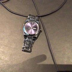 Rellotge de polsera, segons ha informat Van der Valk Hotel Amsterdam Zuidas mitjançant iLost