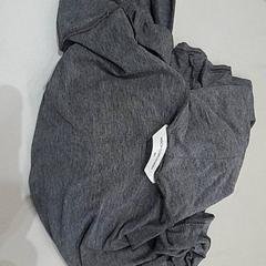 Camisa Grey shirt with long sleeves, segundo informou Van der Valk Hotel Schiphol usando iLost