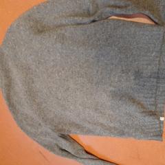 Maglione marron, come riportato da TCL utilizzando iLost