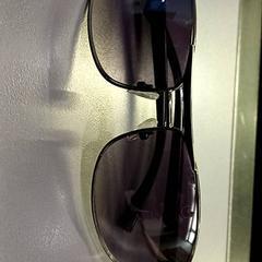 Occhiali da sole zwart, come riportato da Qbuzz GD Groningen HS utilizzando iLost