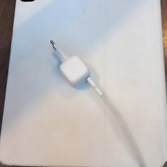 Ipad, keyboard, and charger, rapporterat av Leonardo Royal Hotel Amsterdam med iLost