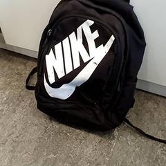 Motxilla zwart, segons ha informat Qbuzz GD Groningen HS mitjançant iLost